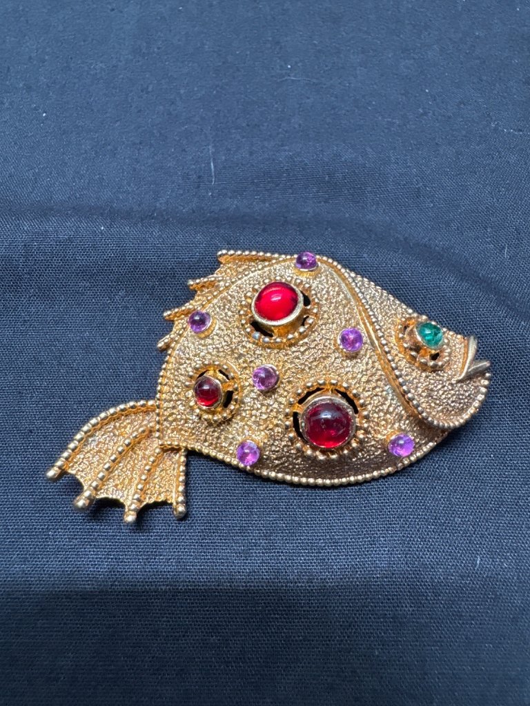 Jj Jonette Jewelry Gold-Tone Fish Brooch With Red Green Rhinestones Textured 14$
